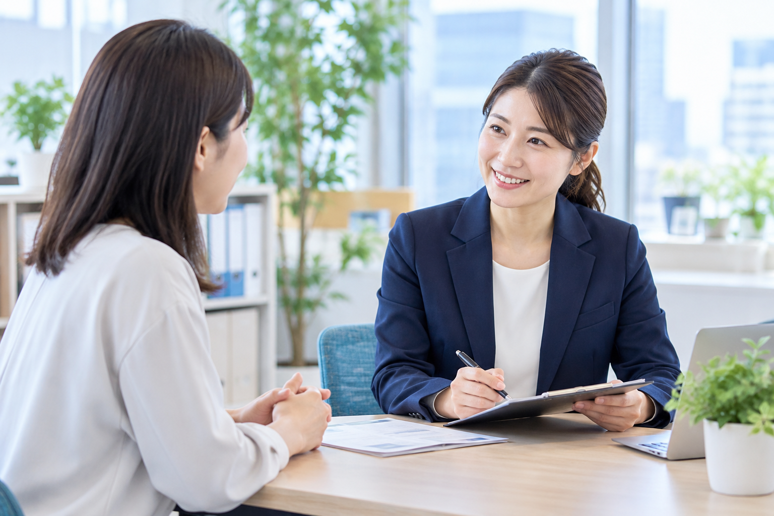 担当者と仕事の希望について相談する求職者